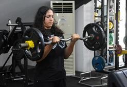 Depremzede Zehra, bilek gücüyle hayata yeniden tutundu