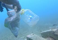 Balık tutarken denizi kirletiyorlar
