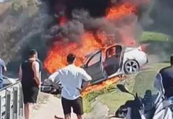 Ümraniye'de kaza yapan otomobil alev alev yandı