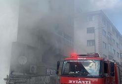 Apartmanda çıkan yangında mahsur kalan 2 kişiyi itfaiye kurtardı