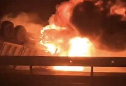 Mardin'de, devrilerek alev alan TIR’ın şoförü yanarak öldü