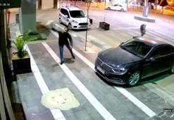 Belediye binasının kapısına kaldırım taşıyla zarar verdi