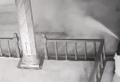 Camide yangın tüpünü birbirinin üzerine sıktılar; o anlar kamerada