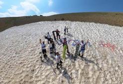 3 bin 200 rakımda kayak yapıp, gölde serinlediler