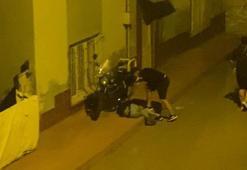 2 kişinin sokak ortasında darbedildiği anlar kamerada