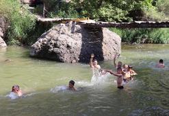 40 dereceye yaklaşan sıcakta çayda serinliyorlar