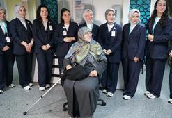 Muayeneye yalnız gelen hastaya sağlık personelinden şifa veren ilgi