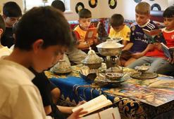 Muhtarlık kütüphanesinde kitap okuyan çocuğa hediye kampanyası