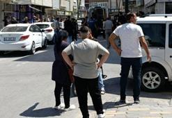 2 kardeş, kaldırımda yürüyen 2 kişiyi bıçakladı