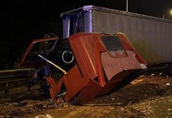 Bolu Dağı'nda 2 TIR çarpıştı; yola saçılan tuğlalar ulaşımı aksattı