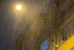 İstanbul'da gece saatlerinde sağanak ve fırtına etkili oldu