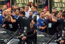 Avcılar'da iş yeri ve otomobillere saldırmaya kalktı; polis güçlükle gözaltına aldı