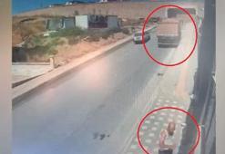 Rampa çıkarken geri kayan kamyon site duvarına çarpıp devrildi; atlayan sürücü yaralandı