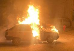 Seyir halindeyken alev alan otomobilin yanması kamerada