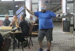 Çay dağıtırken yaptığı danslarla fenomen oldu