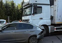 TEM’de 5 aracın karıştığı zincirleme kaza trafiği aksattı