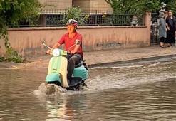 Erzincan'da rüzgar çatıları uçurdu, yağmur su baskınlarına neden oldu