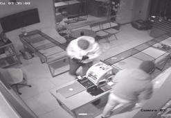 Başakşehir'de kuyumcuda kasayı bulamayan hırsızlar birbirine 'Kasa yok' diye bağırdı