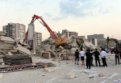 Kahramanmaraş'ta ağır hasarlı bina yıkılırken çöktü, enkaz altında kalan operatör öldü