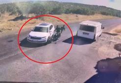 Motosikletin otomobile çarpıştığı kaza kamerada; 2 yaralı