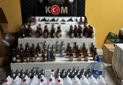 Sakarya’da alkollü mekanda yapılan denetimde 4 ruhsatsız tabanca ve içki ele geçirildi