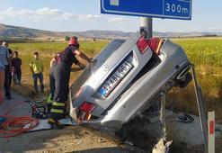 Yön levhasının direğine çarpan otomobil askıda kaldı; 4 yaralı