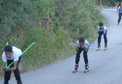 Kayaklı koşu takımı sporcuları, 40 derecede asfalt yolda çalışıyor