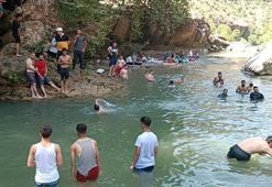 Sıcak havadan bunalanlar Zore Vadisi’nde serinliyor