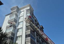 Yangın çıkan apartmanda mahsur kalan 5 kişi, itfaiye merdiveniyle tahliye edildi
