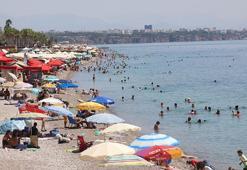 Tatilciler, sıcaklığı 31 derece ölçülen denizde serinlemeye çalıştı