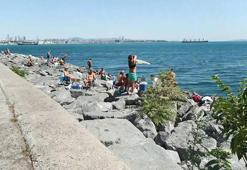 İstanbul’da sıcaktan bunalanlar Sirkeci Sahili'ne akın etti