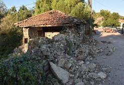 Sındırgı’da 6.1’lik depremde yıkılan ve hasar gören binalar havadan görüntülendi