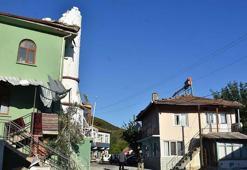 Sındırgı'da 6.1'lik depremde minare yıkıldı; yaşanan panik kamerada