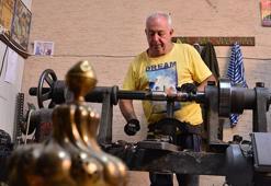 'Devlet sanatçısı' ünvanlı alem ustası, ata mesleğini 55 yıldır sürdürüyor