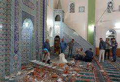 Camide duvardan kopan sıva ve tuğla parçaları üzerlerine düştü: 1 ölü, 1 yaralı