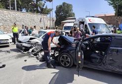 Bitlis'te iki otomobil çarpıştı: 5'i çocuk, 10 yaralı