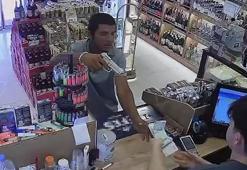 Kurusıkı tabancayla büfe soygunu kamerada