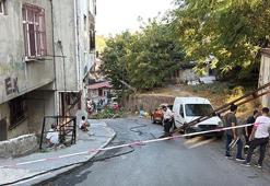 Beyoğlu'nda devrilen ağaç elektrik direklerini yıktı: 2 araç hasar gördü