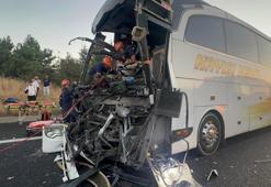 Yolcu otobüsü kamyona çarptı: 1 ölü, 10 yaralı