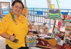 Atık kumaşlardan çanta ve kilim üretiyor