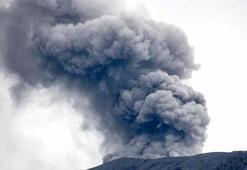 Endonezya'daki Marapi Yanardağı yeniden kül püskürttü