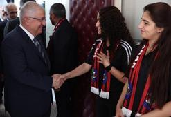 Bakan Güler, Yüksekova Kadın Futbol Takımı ile bir araya geldi