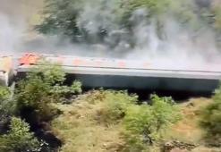 ABD’de 35 vagonlu bir tren raydan çıkıp devrildi