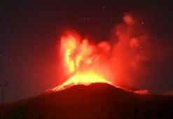 Endonezya'da Semeru ve Lewotobi Laki-Laki yanardağlarında patlama meydana geldi