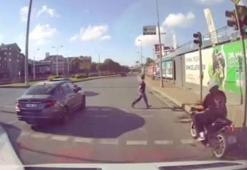Kırmızı ışıkta karşıya geçen yayaya motosiklet çarptı; kaza anı kamerada