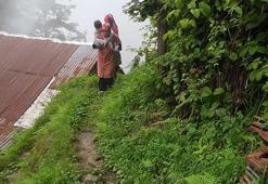 Down sendromlu Zümra’yı sırtında taşıyan annesi ve teyzesinden yol isteği