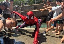 Türkiye'yi gezen 'Örümcek Adam', Diyarbakır'daki Anzele suyunda çocuklar ile serinledi