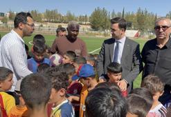 Eski Trabzonsporlu İbrahim Yattara, Midyat’ta çocuklarla buluştu