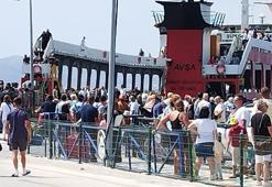 Fazla yolcusu bulunan feribotun limandan kalkışına izin verilmedi