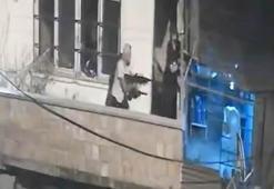 Husumetli komşular, balkonlardan çatıştı